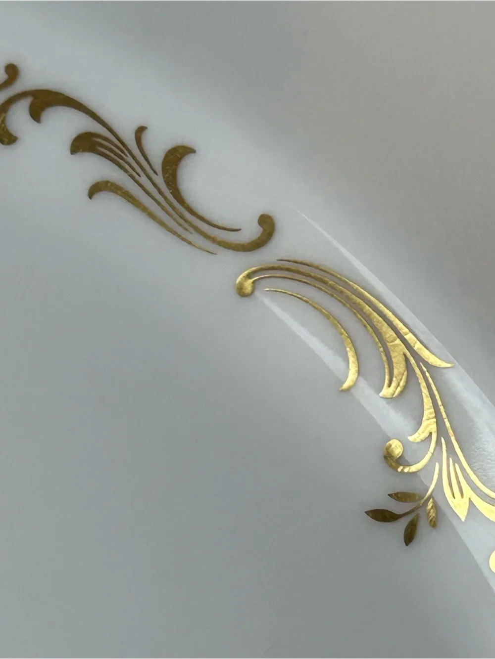 ROYAL DOULTON RICHELIEU 4957 Bone China 5 Piece Dinnerware White Gold Trim